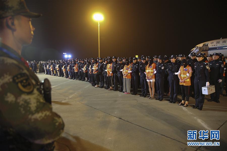 10月12日，在济南遥墙国际机场，电信网络诈骗犯罪嫌疑人被押解回国。