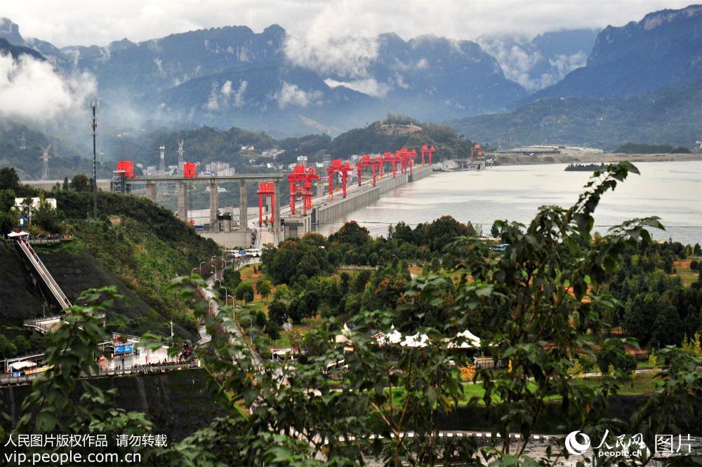 2017年10月14日，湖北省宜昌市三峽工程大壩壩前接近最高水位呈現的宏偉景觀。