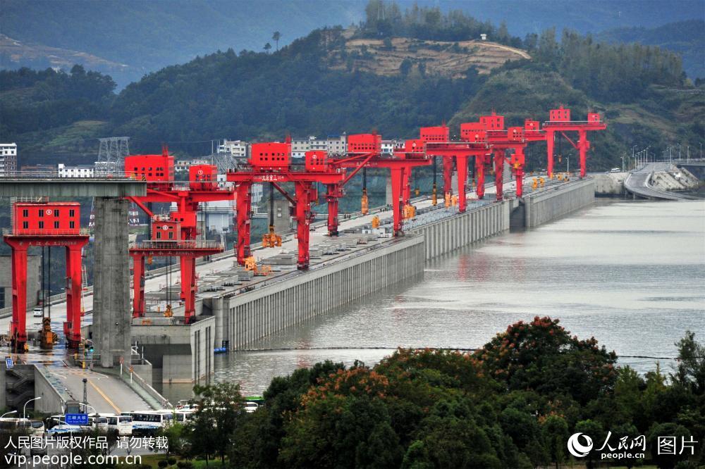 2017年10月14日，湖北省宜昌市三峽工程大壩壩前接近最高水位呈現的宏偉景觀。