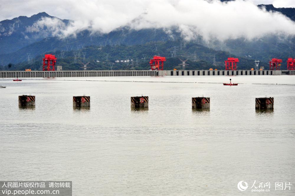 2017年10月14日，湖北省宜昌市三峽工程大壩壩前接近最高水位呈現的山水城風景。