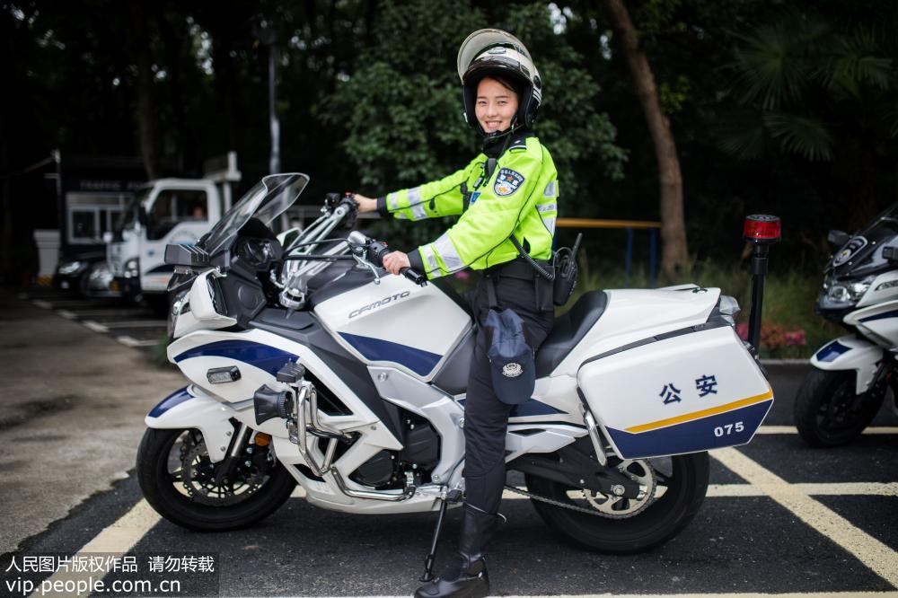 鄭熠炯和她的摩托車。