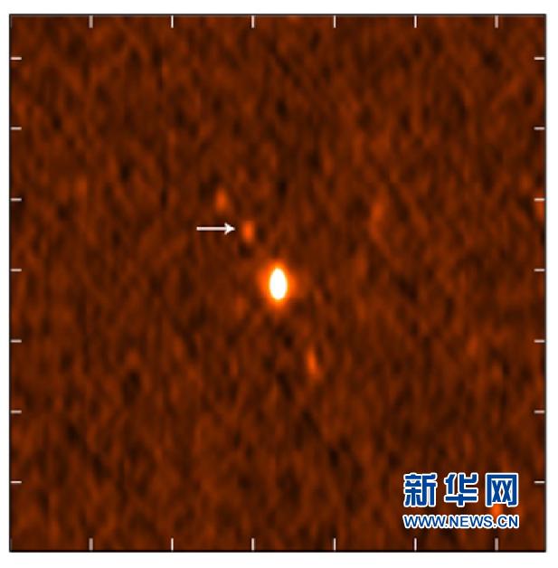 10月16日，全球多國科學家同步舉行新聞發布會，宣布人類第一次直接探測到來自雙中子星合並的引力波，並同時“看到”這一壯觀宇宙事件發出的電磁信號。這張由加州理工學院和牛津大學提供的圖片顯示的是雙中子星GW170817合並的射電波觀測圖象。 新華社發