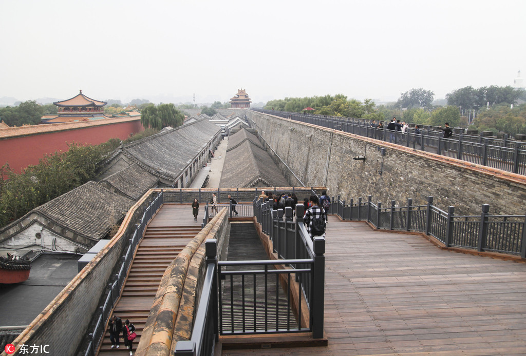北京故宫北城墙木栈道开放 游客可登高远眺北