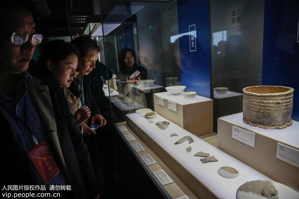 10月19日，游客在河南省平頂山市寶豐汝窯博物館參觀。
