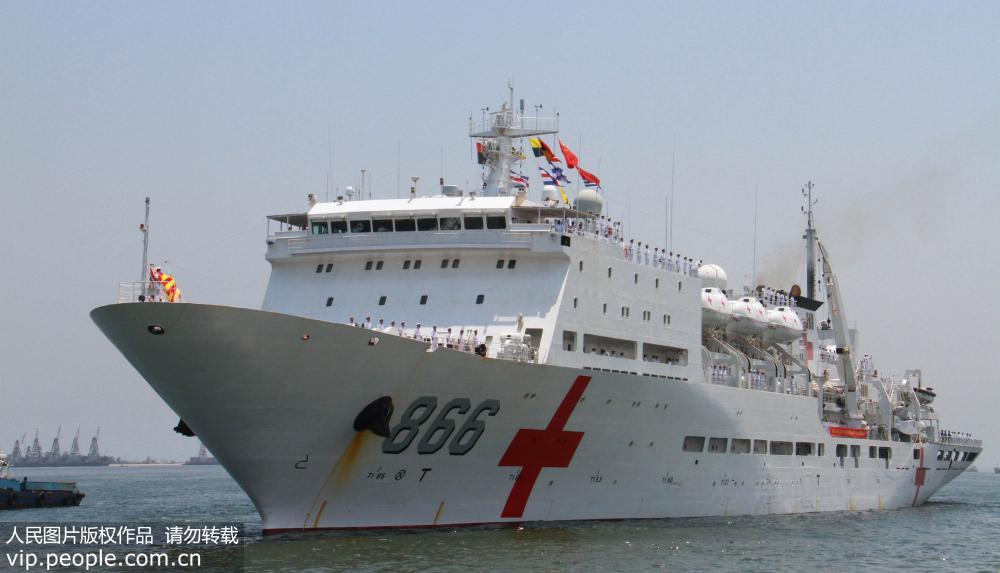 當地時間10月19日，從安哥拉羅安達碼頭拍攝中國海軍和平方舟醫院船緩緩進港。