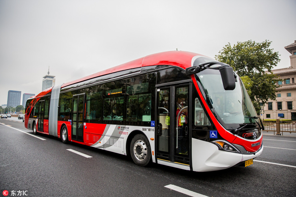 首批“中國紅”18米純電動公交車開跑北京長安街
