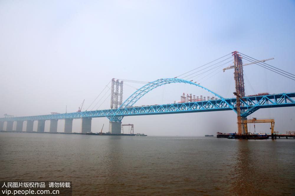 世界最大跨度公鐵兩用鋼拱橋主拱成功合龍【5】