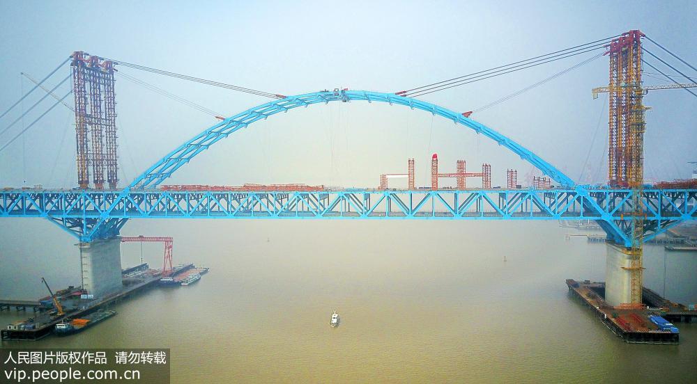 世界最大跨度公鐵兩用鋼拱橋主拱成功合龍