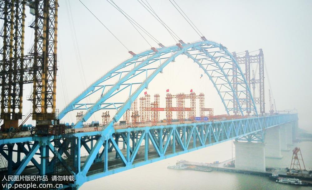 世界最大跨度公鐵兩用鋼拱橋主拱成功合龍【7】