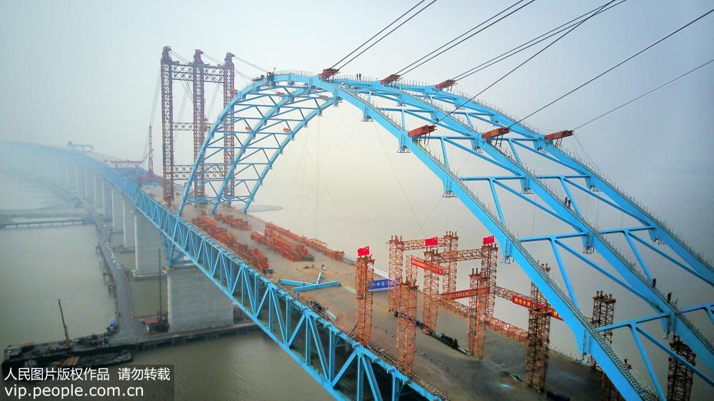 世界最大跨度公鐵兩用鋼拱橋主拱成功合龍【4】