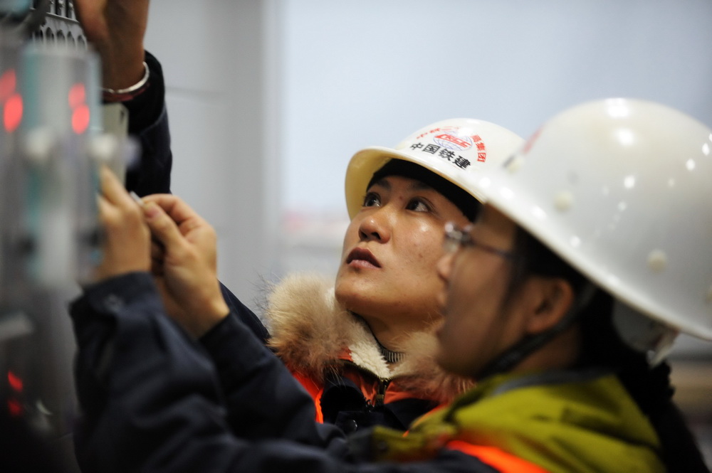 10月23日，信號工王珊（左）與張菲菲在青藏鐵路格拉段昆侖橋站信號室內進行接線作業。