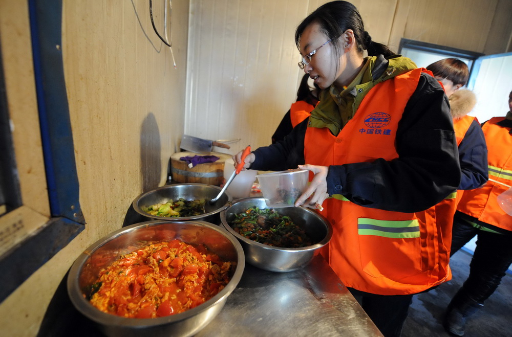10月23日，信號工張菲菲在青藏鐵路格拉段玉珠峰站工地食堂打飯。