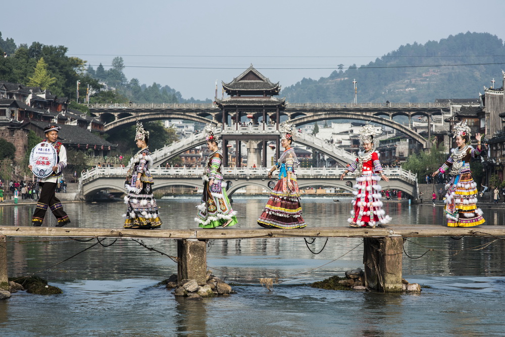10月29日，廣西融水苗族自治縣的苗族同胞走上古城內的木板橋進行服飾展示。