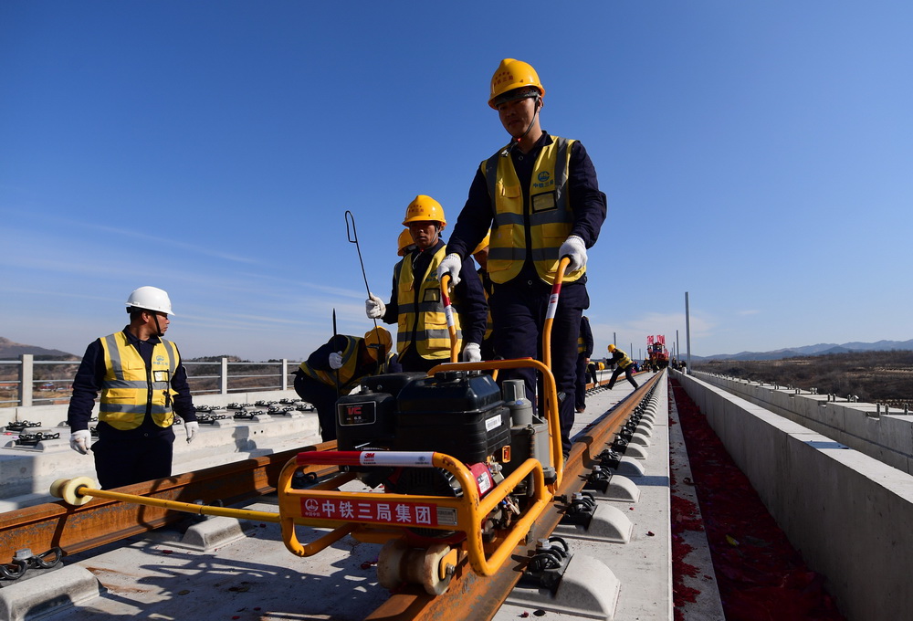 11月1日，工程人員在京沈高鐵河北和遼寧省界附近的一處橋梁上鋪軌。