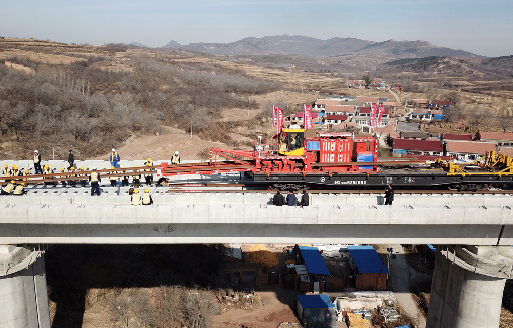 11月1日，工程人員在京沈高鐵河北和遼寧省界附近的一處橋梁上鋪軌。