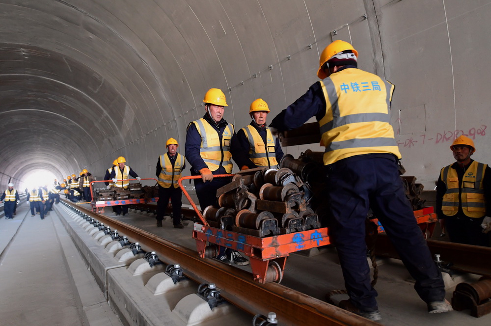 11月1日，工程人員在京沈高鐵河北和遼寧省界附近的一處隧道裡進行鋪軌作業。
