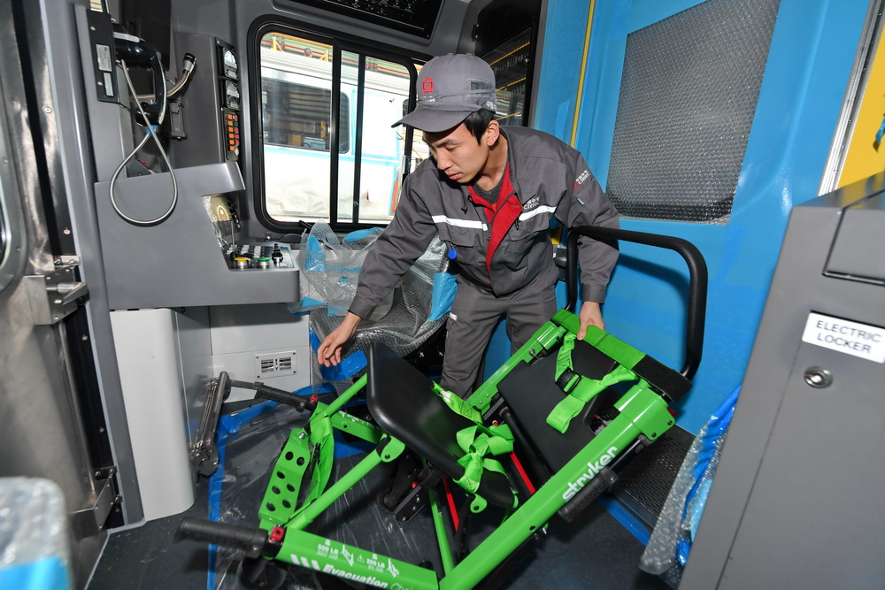 10月31日，在中車長客客車制造中心裝配一車間，工人調整波士頓地鐵列車上配備的折疊輪椅。