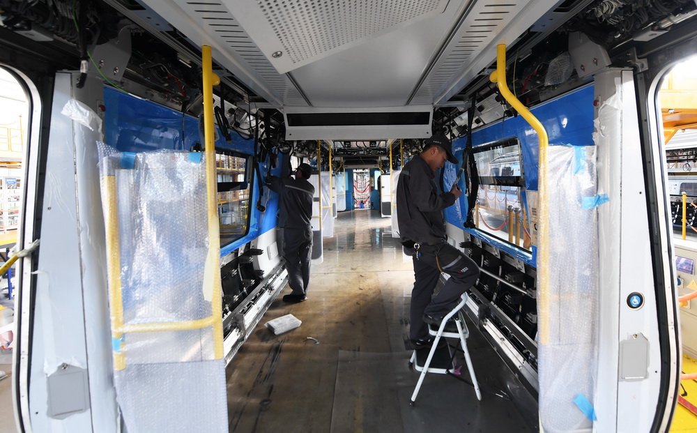 10月31日，在中車長客客車制造中心裝配一車間，工人安裝波士頓地鐵列車上的電氣系統。