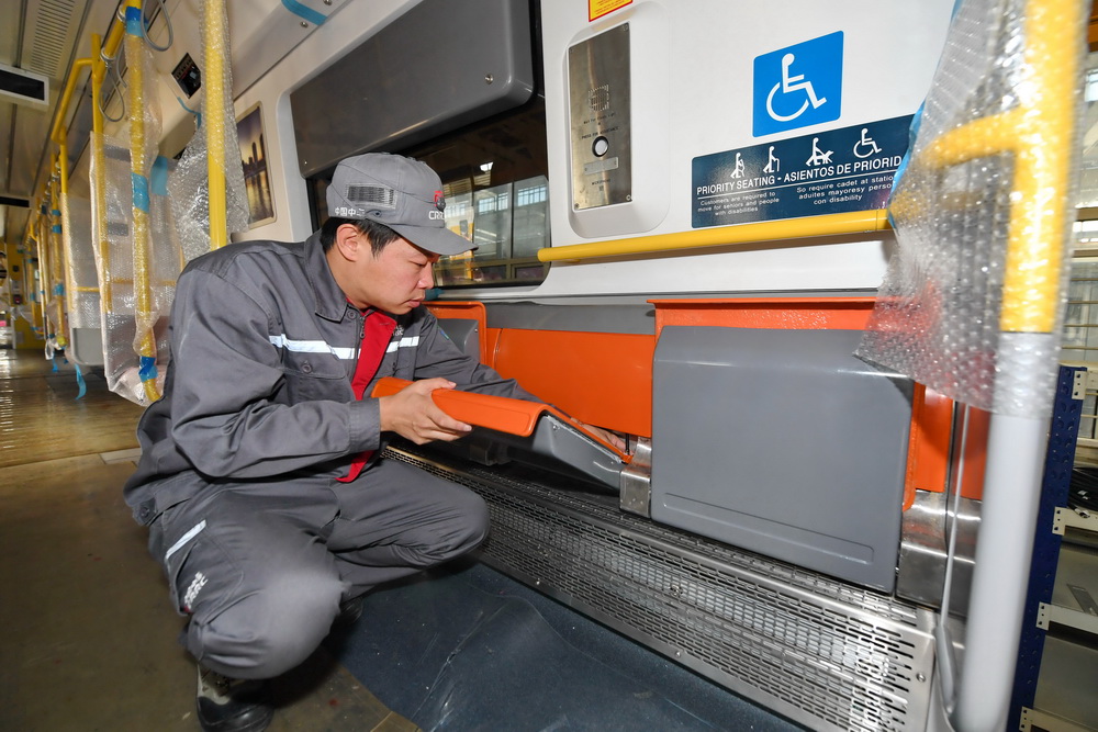 10月31日，在中車長客客車制造中心裝配一車間，工人在安裝波士頓地鐵列車上的折疊座椅。