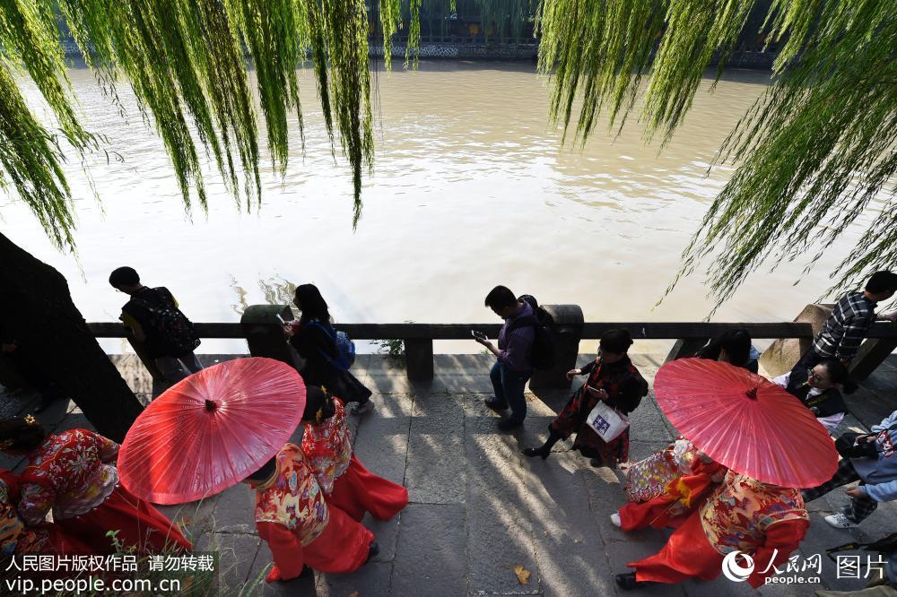 �μ��˺ӻ����������ڹ��˺ӱ�Я��ǰ�С�