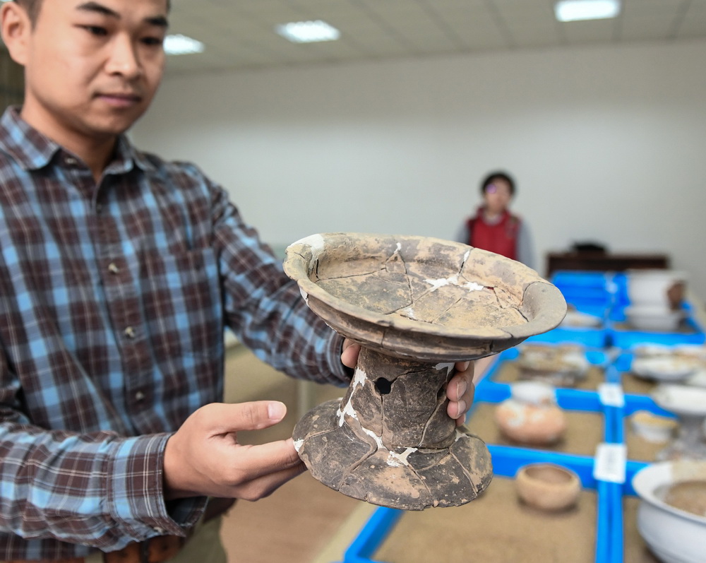 11月5日，考古工作者在展示南山遗址出土的史前陶豆。 