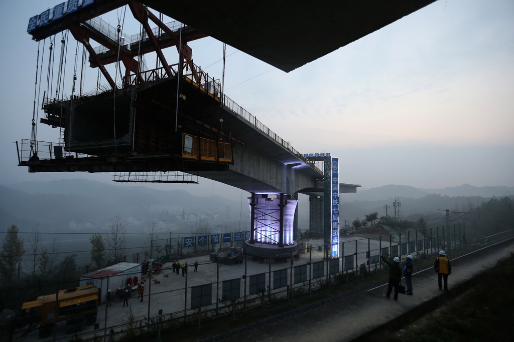 11月7日，在汉十高铁三墩转体桥施工现场，施工人员校验转体对接数据。新华社发（陶德斌 摄）