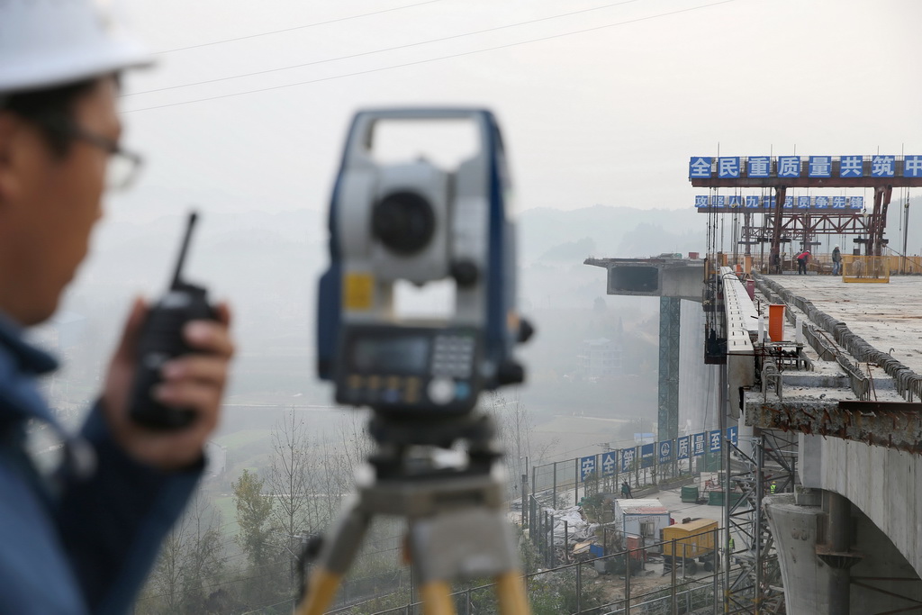11月7日，在汉十高铁三墩转体桥施工现场，技术人员校对转体对接数据。   新华社发（陶德斌 摄）