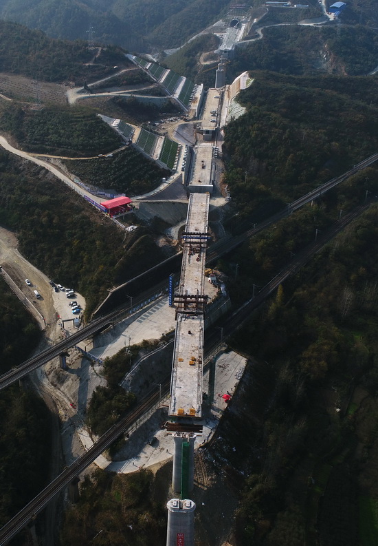 11月7日拍摄的转体对接完成后的汉十高铁三墩转体桥施工现场。   新华社发（陶德斌 摄）