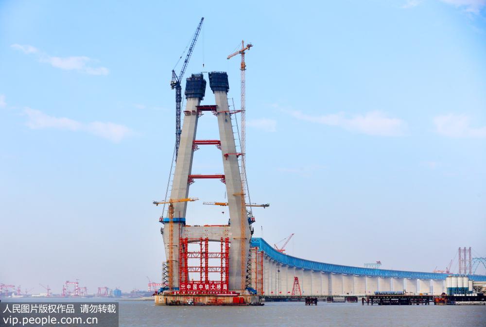 沪通长江大桥28号墩主塔施工高度达199米