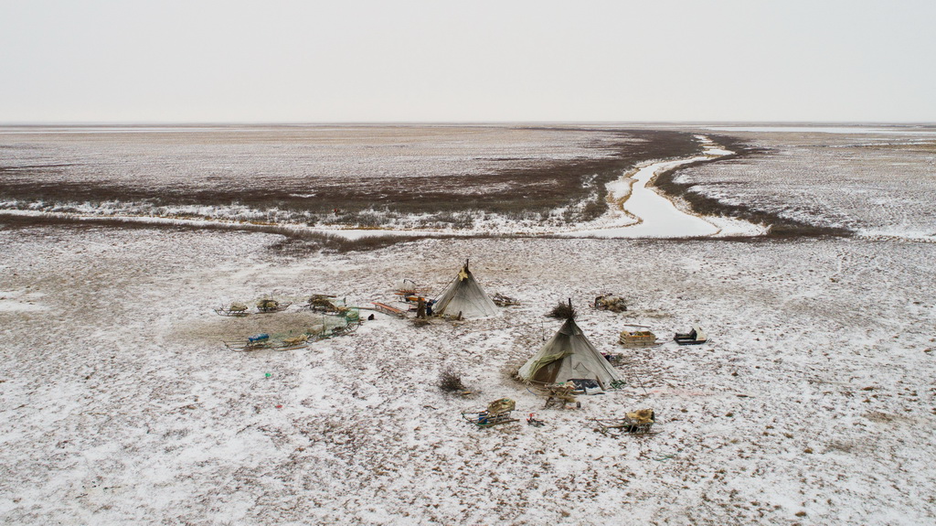 11月5日在俄罗斯亚马尔-涅涅茨自治区航拍的涅涅茨人居住的帐篷。新华社记者白雪骐摄