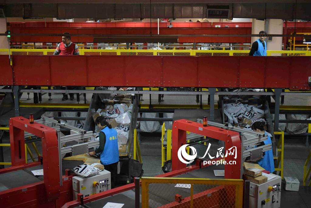 ������˫11���ڼ䣬˳�Ὣ��ַ���������Ԫ�����ƣ����ÿյػ�����������������˳���ٶȡ�Ԥ��Ͷ�뺽�����ܽ�7000�֣��ڷ�ֵ������֧���߳�������೵�Σ���������ͼ����Լ200��������ϻ�����ʱЧҪ��������·��Դ����ȥ�ꡰ˫11����ȣ�����˳�ἴ�ա�˳��γ��������ʱЧ��Ʒ����ʱЧ�������ܵ�Ӱ�죬�������ֿ������Ҳ��1-2��ļ�ʱ����Ϊ���1�����ʱ�������� �㣩