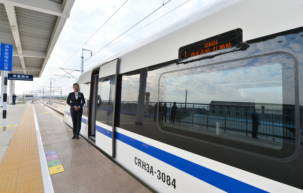 11月13日，西安北站至江油站的55601次动车组试验列车停靠在洋县西站。新华社发（唐振江 摄）
