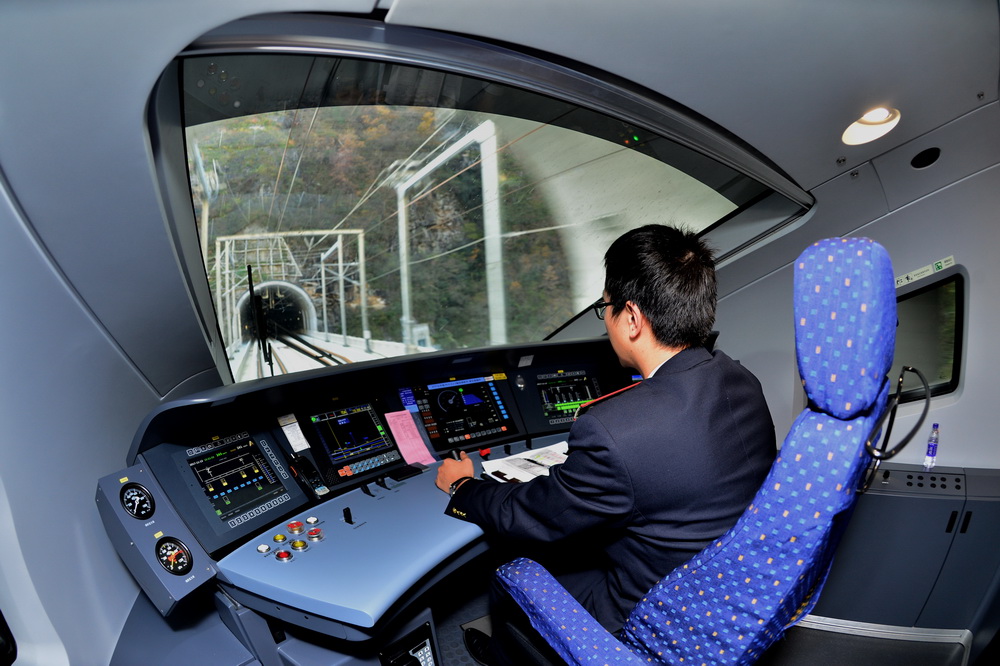 11月13日，一名司机在西安北站至江油站的55601次动车组试验列车司机室工作。新华社发（唐振江 摄）
