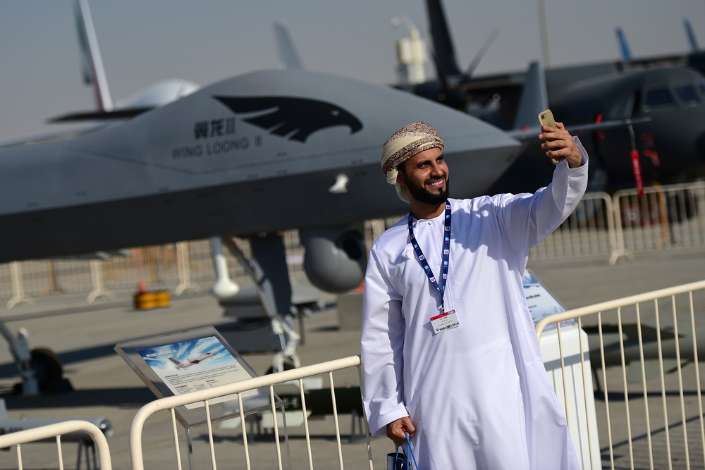 11月13日，在阿聯酋迪拜航展上，一名參觀者在“翼龍”無人機全尺寸模型前自拍。