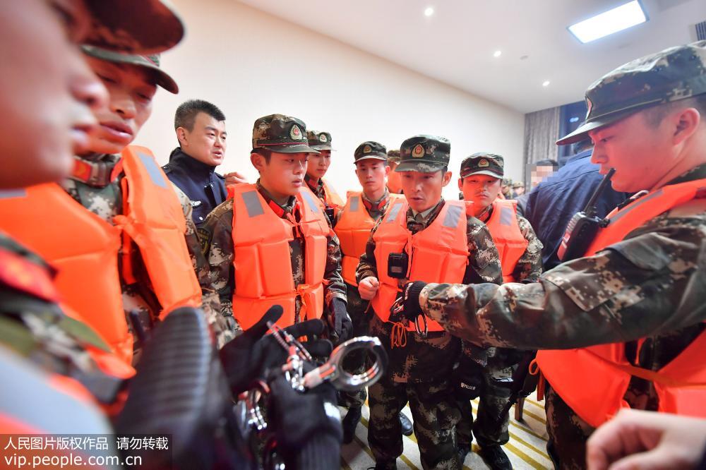 11月14日凌晨，江蘇公安邊防總隊連雲港邊  防支隊參戰隊員正在分析案情，部署抓捕方案。