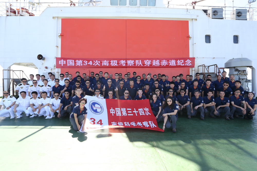 11月15日，中國第34次南極科學考察隊在“雪龍”號上舉行“穿越赤道紀念儀式”。