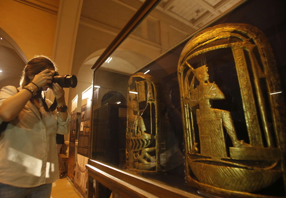 11月15日，在埃及首都開羅，一名參觀者在“沉睡的圖坦卡蒙寶藏：金飾”特展上拍攝展品。