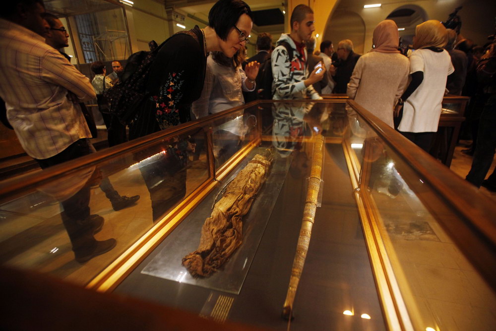 11月15日，在埃及首都開羅，人們在“沉睡的圖坦卡蒙寶藏：金飾”特展上參觀。