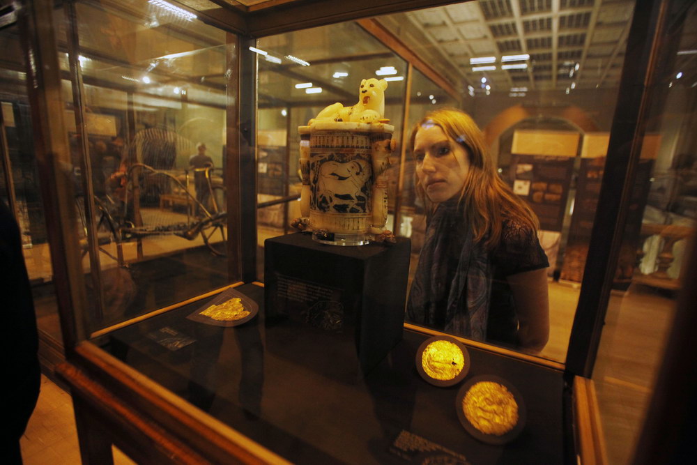 11月15日，在埃及首都開羅，一名女子在“沉睡的圖坦卡蒙寶藏：金飾”特展上參觀。