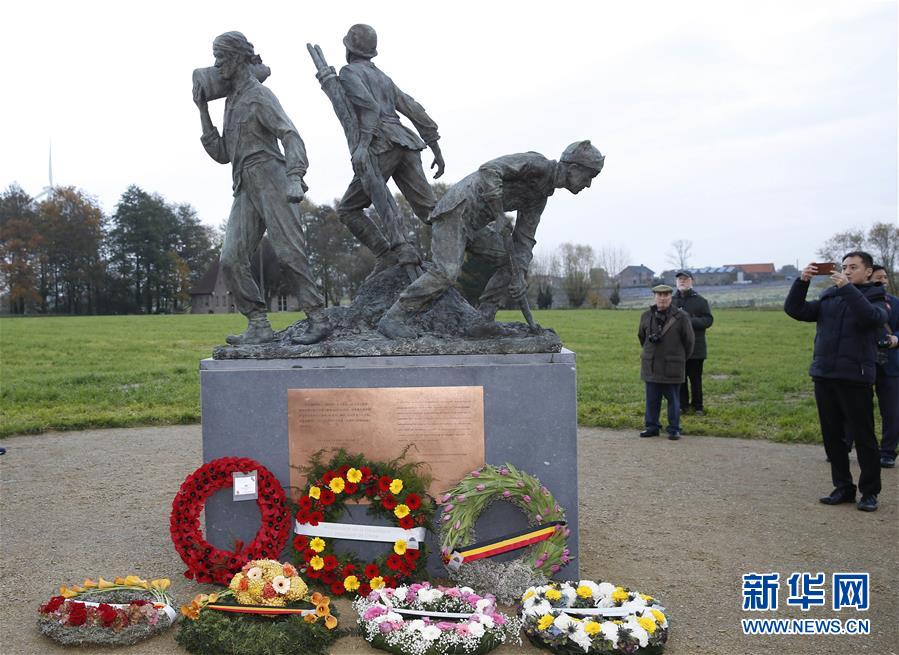 这是11月15日在比利时西佛兰德省波珀灵厄市布思本村华工雕像园区拍摄的一战华工纪念雕像。
