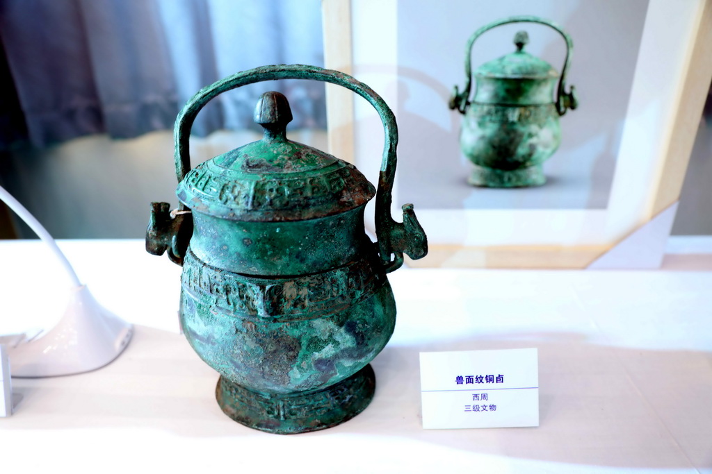 這是被追回的西周時期的獸面紋銅卣（11月17日攝）。新華社記者 梁愛平攝