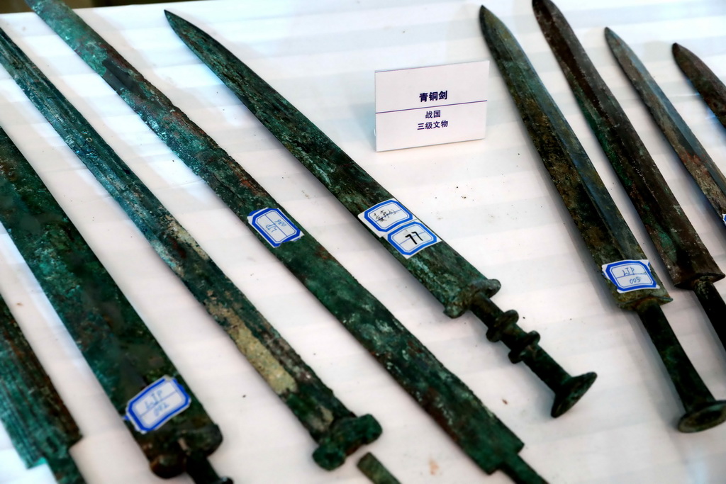 這是被追回的戰國時期的青銅劍（11月17日攝）。新華社記者 梁愛平攝