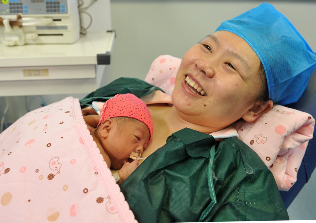 11月17日，在河北省滄州市人民醫院新生兒科監護病房，早產兒家長在醫護人員的指導下體驗“袋鼠式護理”。 新華社發（苑立偉 攝）
