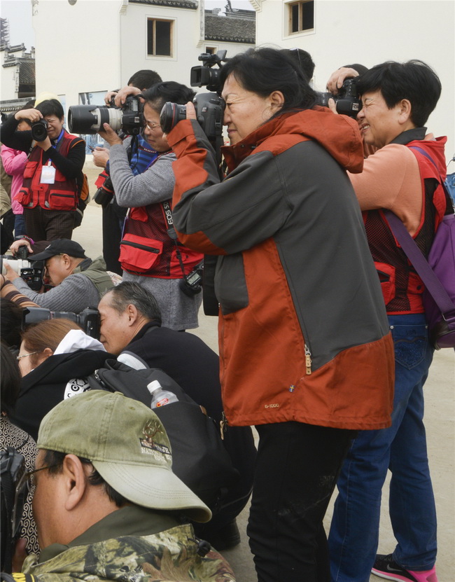 11.中國女攝影家協會副秘書長賡熙偉在“湖上升明月”古民居博覽園創作。吳強攝影