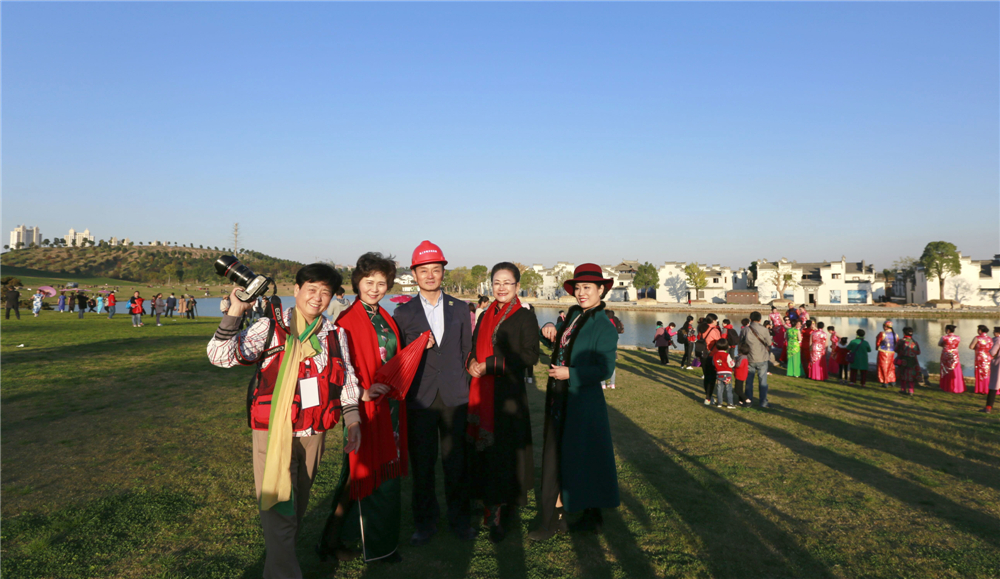 39.中國女攝影家協會創作基地——“湖上升明月”古民居博覽園領導、上海湘江集團董事長馬國湘參加蚌埠市女攝影家協會攝影創作活動。趙佑文攝影