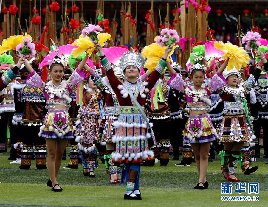 11月18日，在广西融水举办的苗族芦笙斗马节开幕式上，当地群众身着节日盛装进行表演。