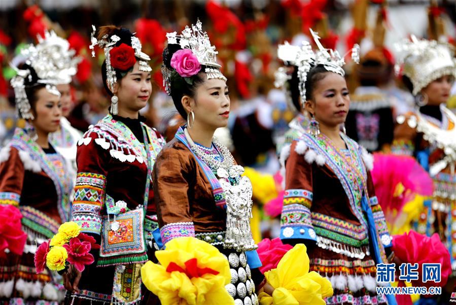 11月18日，在广西融水举办的苗族芦笙斗马节开幕式上，当地群众身着节日盛装进行表演。