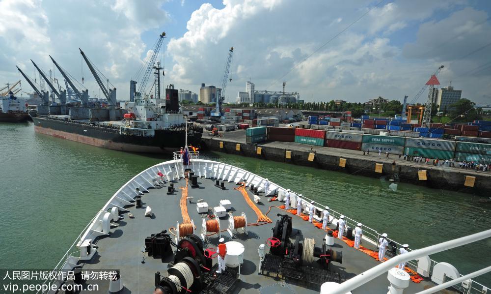 當地時間11月19日，中國海軍和平方舟醫院船緩緩駛抵坦桑尼亞達累斯薩拉姆港碼頭。