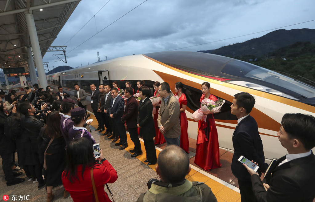圖為浙江蒼南始發浙江第一列“復興號”G7350次列車。
