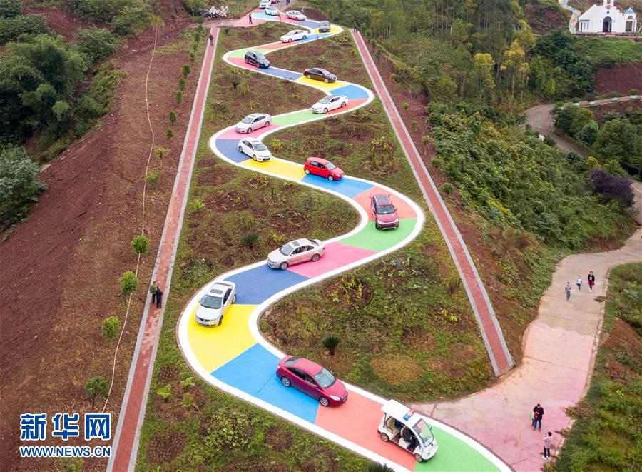 11月18日，市民駕車體驗彩色“貪吃蛇”S型公路。